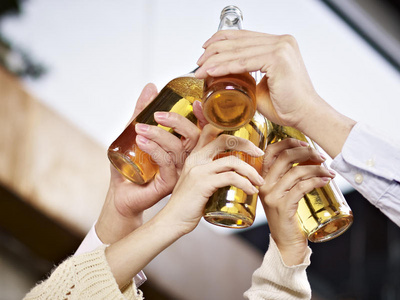 举起啤酒瓶敬酒照片