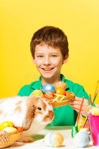 快乐男孩有盘子，东方鸡蛋和兔子