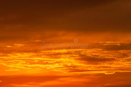 明亮明亮的橙色和黄色夕阳天空