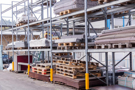 加固材料仓库中的建筑材料照片