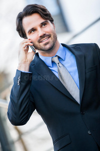 一个商人在他的手机上听电话