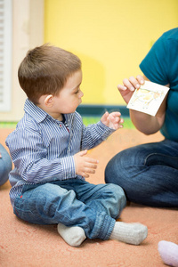 蒙台梭利幼儿园的小男孩在幼儿园玩耍