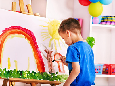 孩子在画架上画画.照片