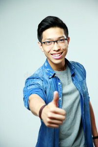 年轻快乐的亚洲男人竖起大拇指