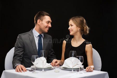 一对微笑的情侣在餐厅里看着对方