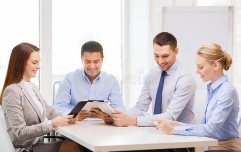 在办公室使用平板电脑的业务团队业务团队在办公室开会问答图标的漫画