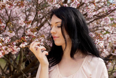 花圃里美丽的年轻女子