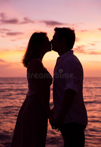 夕阳下的情侣接吻