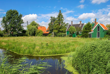 荷兰村的小河和乡村房屋。