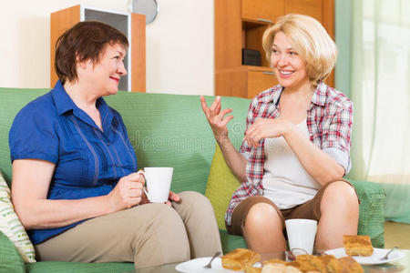 两个成熟的女人在喝茶