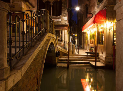 威尼斯夜间的狭窄运河