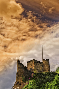 暴风雨中的英国传统诺曼城堡