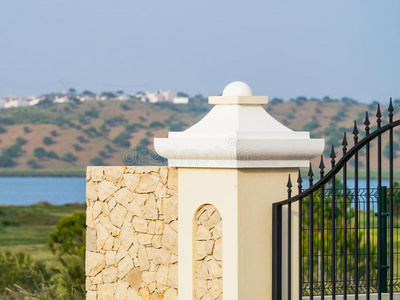 别墅城堡围墙内的大金属门在欧洲城市的豪华房子大门传统英式乡村别墅