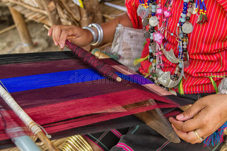 在织布机工作的女人。泰国民族工艺品。