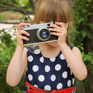 美女相机拍照用复古相机拍照的女孩照片