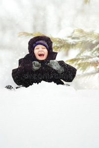 快乐的孩子坐在雪地里