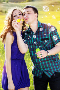 年轻夫妇一起玩吹泡泡机