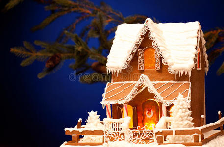 圣诞背景上的姜饼屋