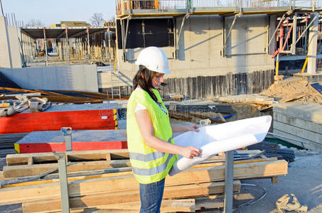 建筑工程施工现场的年轻女建筑师