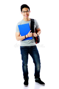 学生背着书包和笔记本站着