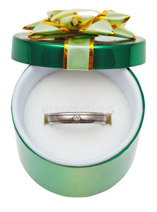 带结婚白金戒指的绿色装饰盒