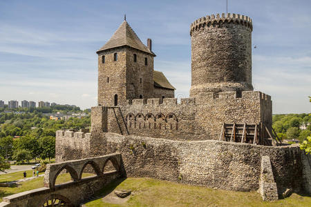 中世纪城堡贝兹津。