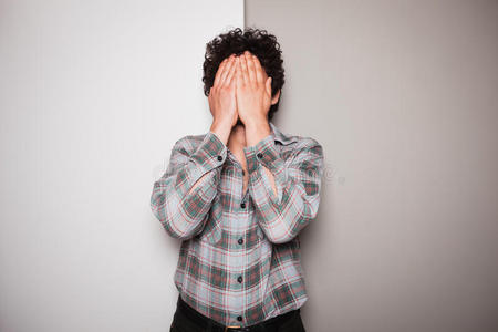 双色背景下心烦意乱的年轻人照片