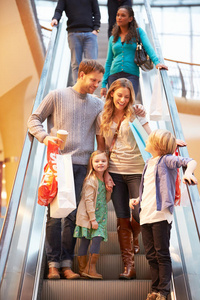 一家人一起在商场的自动扶梯上