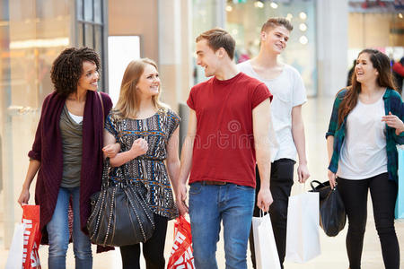 一群年轻朋友一起在购物中心购物
