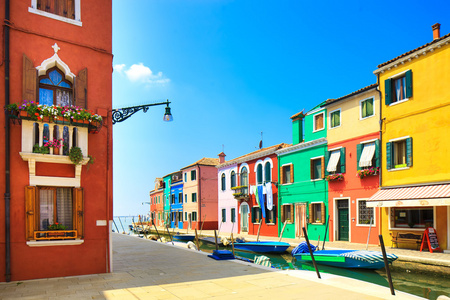 威尼斯地标 布拉诺岛运河 多彩的房子和小船，意大利