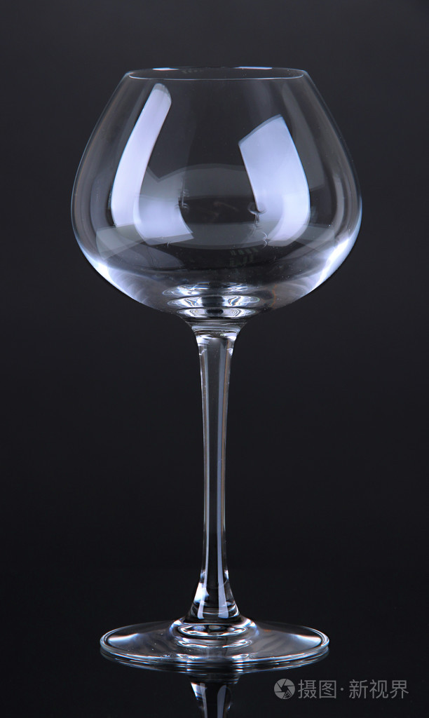 黑色背景上的空酒杯