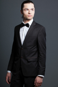时尚典雅黑色西装的男人图片