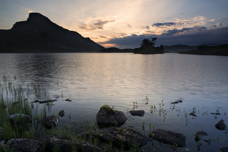 令人惊叹的山和湖日出思考美丽 landsca