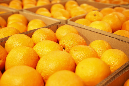 在超市里的大和新鲜橙子