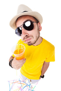 滑稽的人喝果汁上白戴太阳镜 帽子和黄色 t 恤