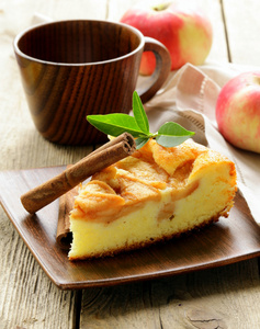 一块与肉桂木桌上的自制苹果馅饼。