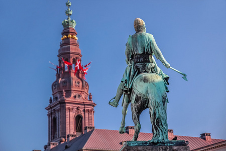 在哥本哈根的克里斯蒂安堡城堡和维京纪念碑