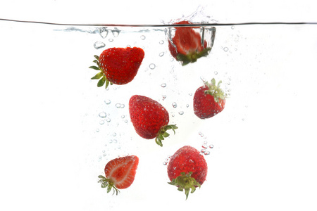 草莓落入溅清澈的水