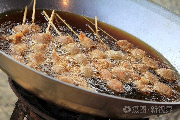 在巨大的亚洲炒锅烹饪 深煎炸肉丸照片 正版商用图片1ctwv1 摄图新视界