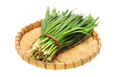 在白色背景上的韭菜照片