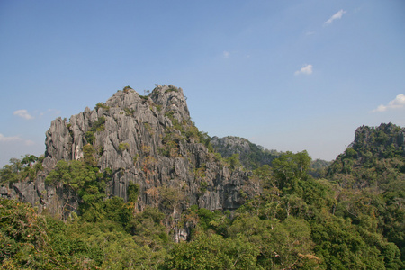 在泰国的岩石山