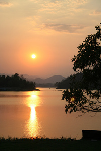 耿 krachan 水坝，泰国日落