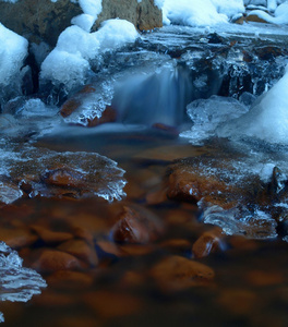 晚冬查看到冰柱和冰冷的巨石到流