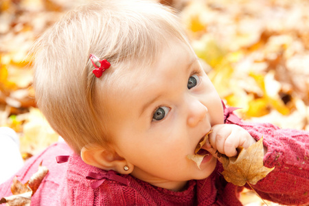 可爱的小女孩吃叶子