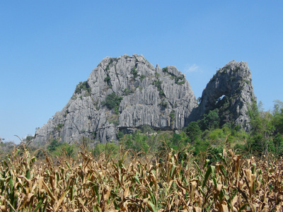 在泰国的岩石山