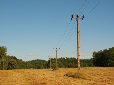 农村网络旧混凝土电线杆农村与背景中的蓝色天空照片