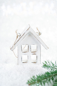 雪白色背景上的木房子圣诞装饰图片