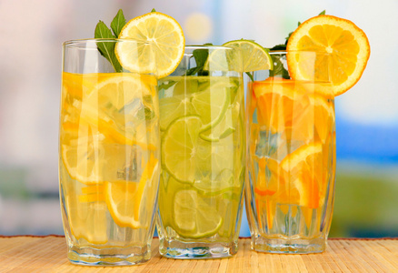 水果饮料与冰块在咖啡馆中表上的眼镜