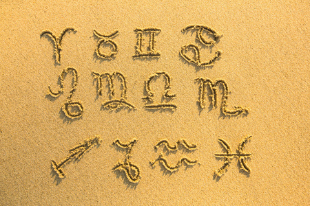 黄道十二宫星座画在沙滩上