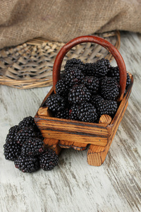在上表特写木制篮子里甜黑莓